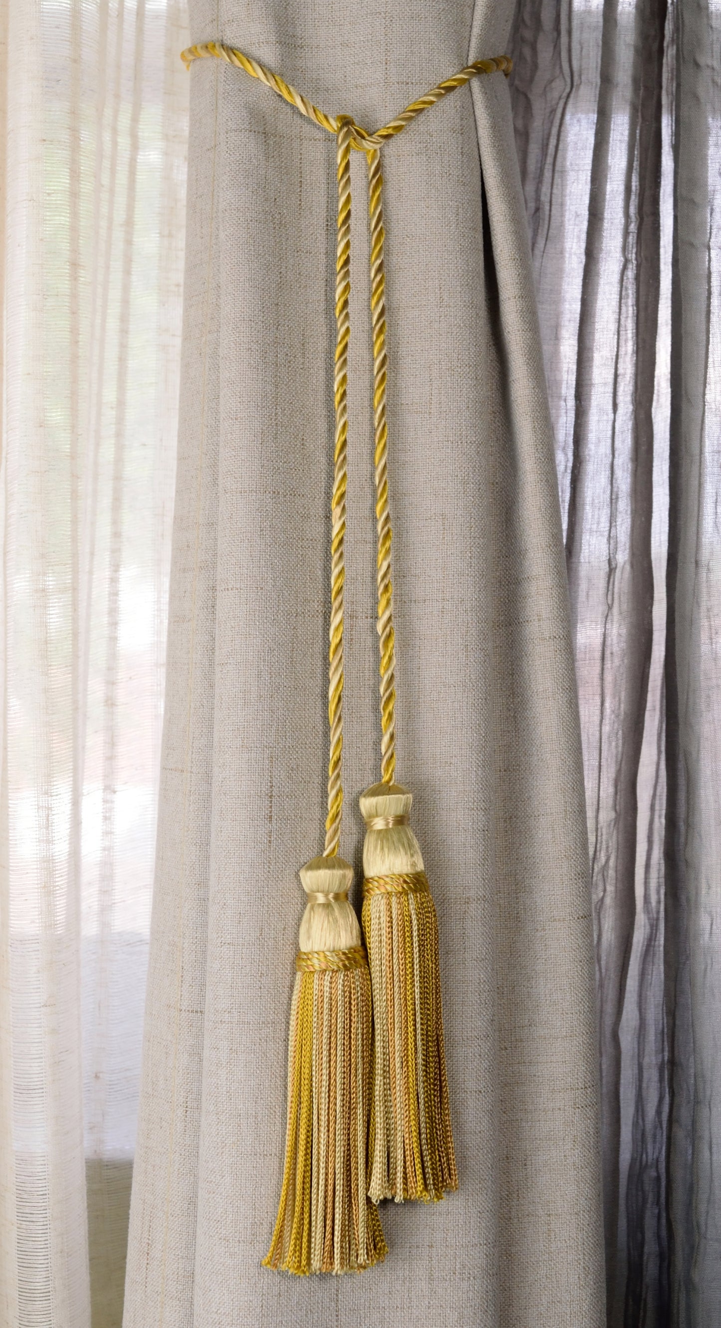 DÉCOPRO Decorative Chainette Double Tassel Curtain and Drapery Tieback / Holdback, 4" (10cm), 29" (73.5cm) # CDCT, Yellow Beige Gold #510 (Light Gold, Dark Gold, Yellow Gold) | Set of 2 - DecoPro