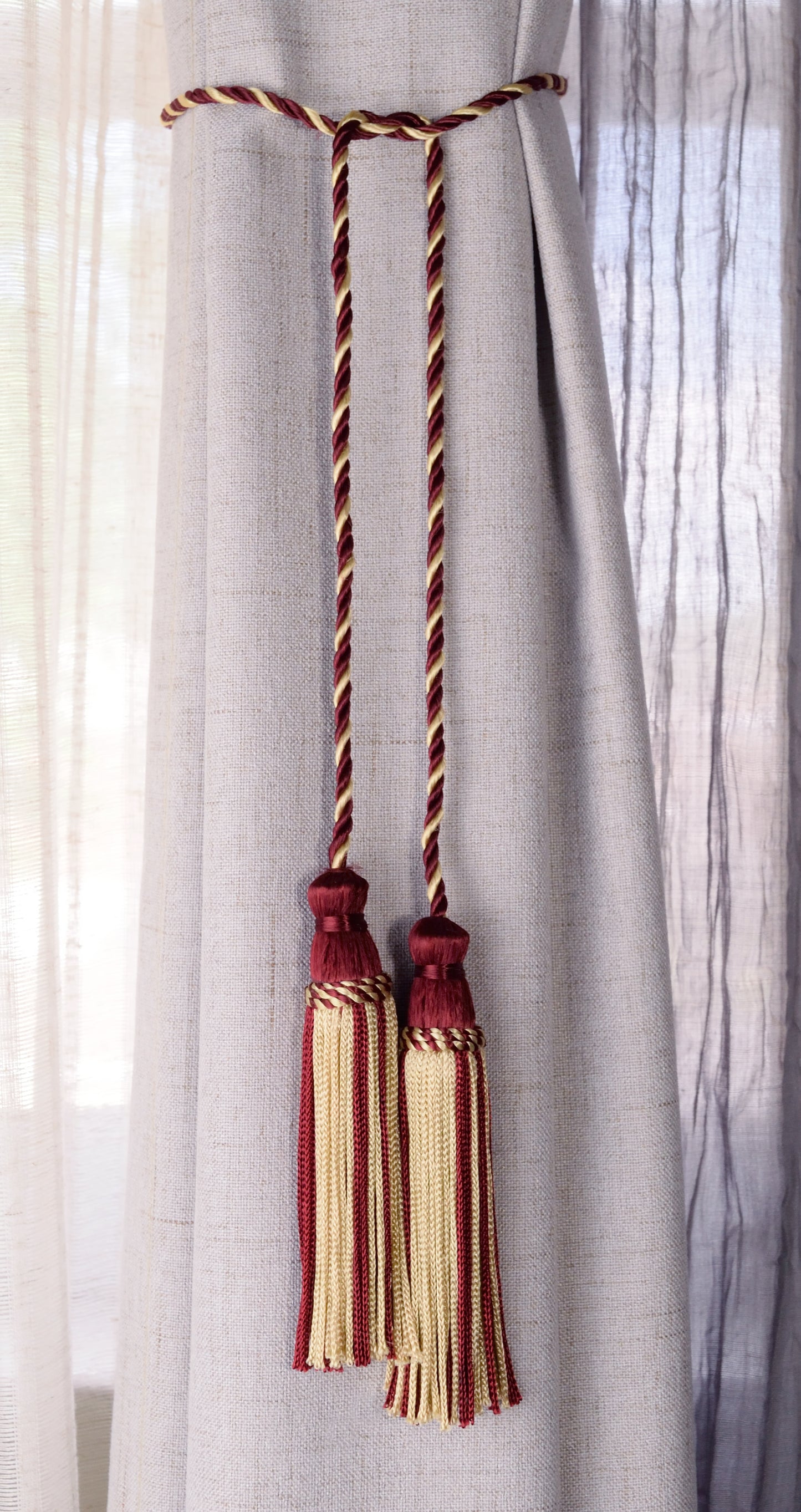 DÉCOPRO Decorative Chainette Double Tassel Curtain and Drapery Tieback / Holdback, 4" (10cm), 29" (73.5cm) # CDCT, White Gold Red #572 (Burgundy Red, Wine Red, White Gold) | Set of 12 - DecoPro