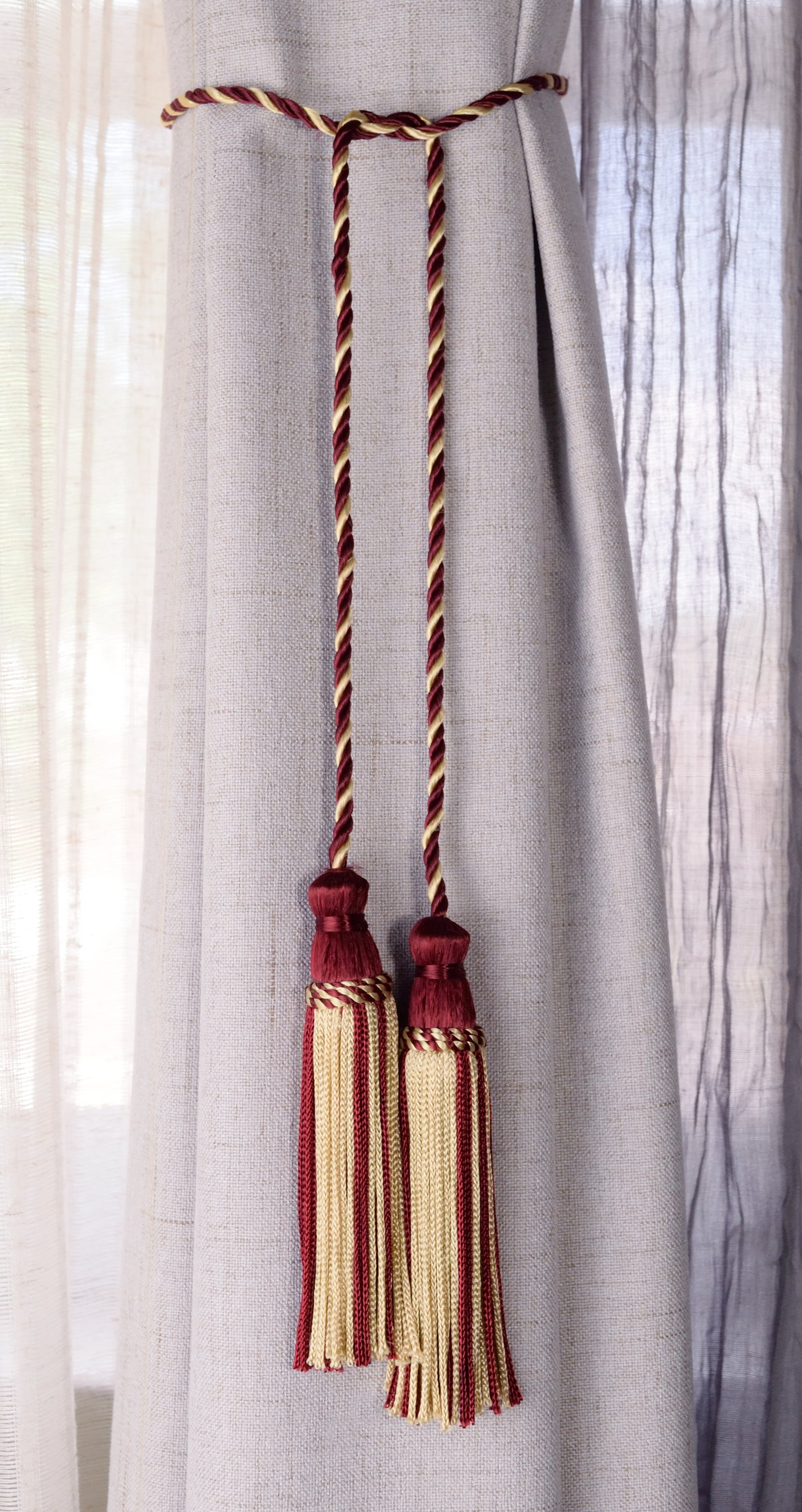 DÉCOPRO Decorative Chainette Double Tassel Curtain and Drapery Tieback / Holdback, 4" (10cm), 29" (73.5cm) # CDCT, White Gold Red #572 (Burgundy Red, Wine Red, White Gold) | Set of 2 - DecoPro