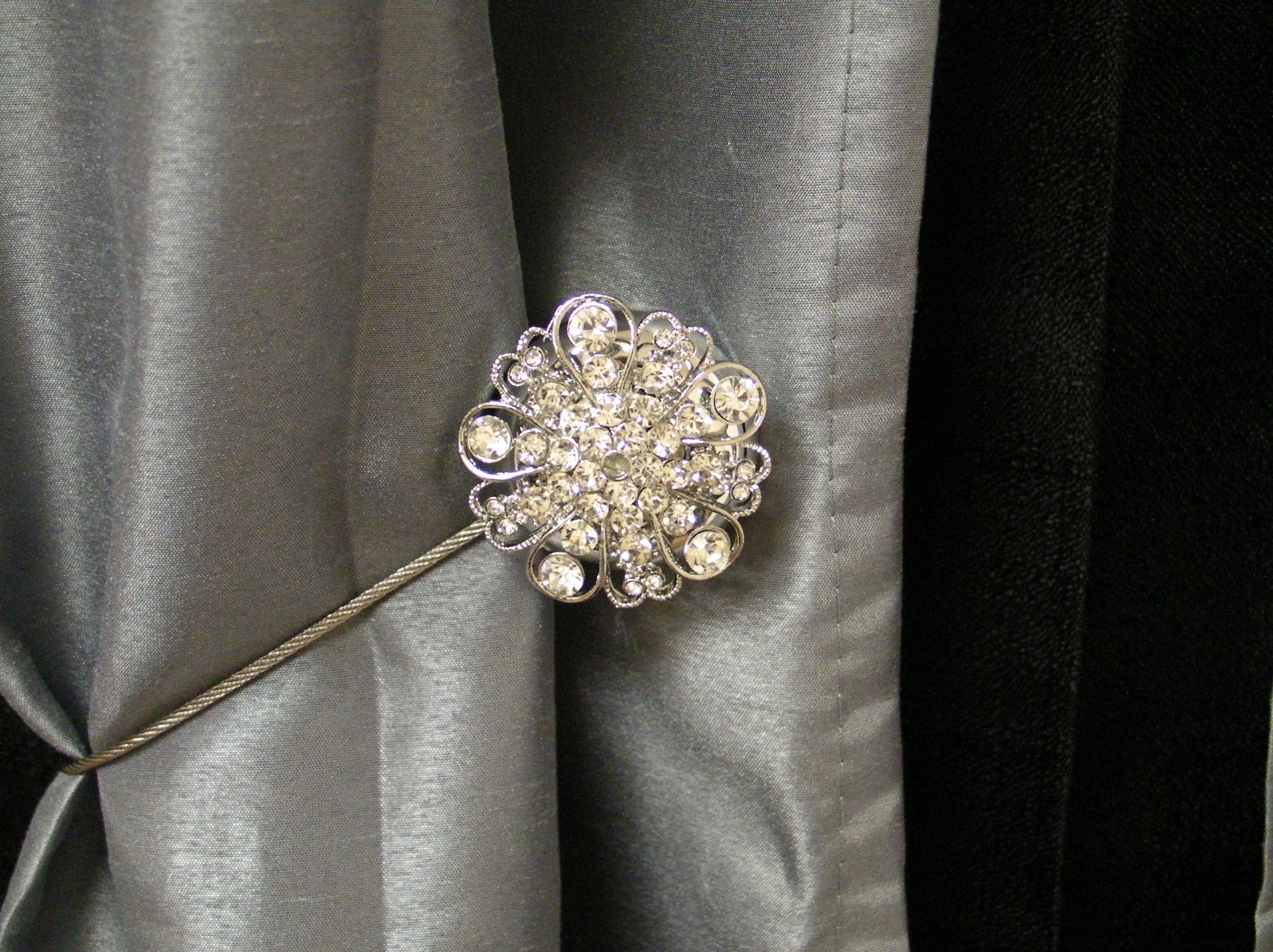 DÉCOPRO Magnetic Curtain and Drapery Tieback with Beautiful Rhinestone Flower Design Tieback, Spread 8" (20cm), 1/16" (1.5mm) Thick # MT50123, - DecoPro
